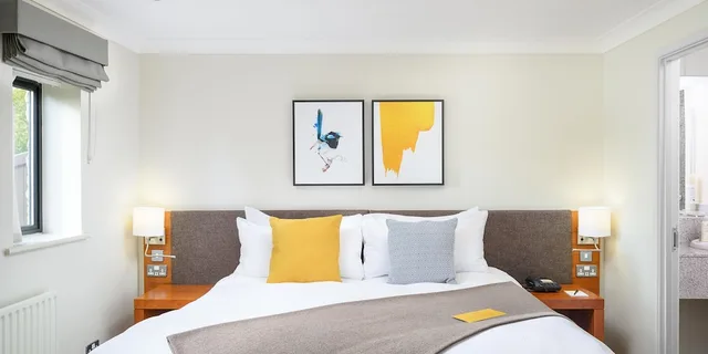 غرفة قياسية بسرير كينج، Voco Oxford Thames by IHG 3/10