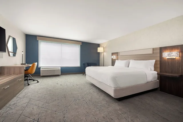 Holiday Inn Express & Suites Overland Park South, Belton, Raymore 16/50