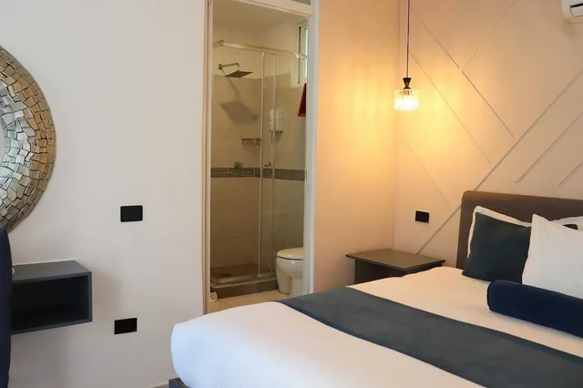 غرفة فاخرة بسرير كينج بإطلالة على المسبح بحمام خاص، Casa Gem B&B 7/10