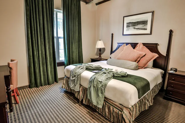 جناح فاخر بسرير كينج مع أريكة بمطبخ صغير، The Springs Resort and Spa 1/2