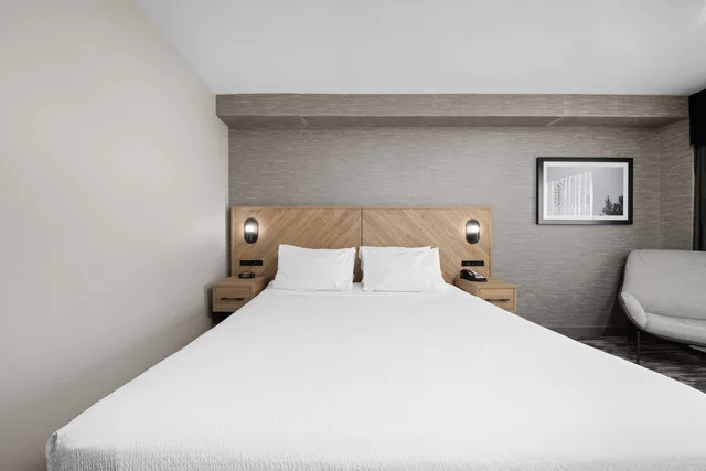 غرفة بسرير كينج لذوي الإعاقة، Sandman Hotel Calgary Airport 1/5