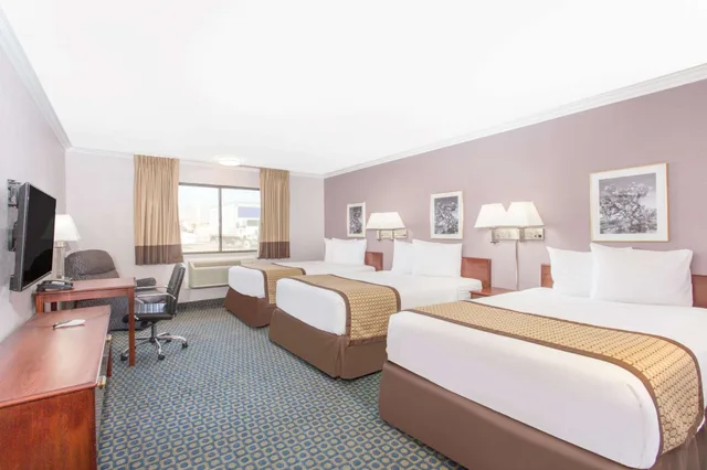 غرفة بسريرين مزدوجين للمدخنين لذوي الإعاقة، Days Inn by Wyndham Indio 3/9