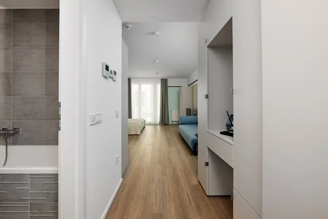 جناح بسرير كوين، The Amberlyn Suite Hotel 7/7
