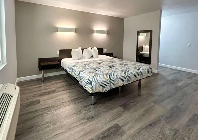غرفة بسرير كوين، Motel6 Anaheim, CA 2/3