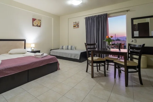 جناح بسريرين منفصلين بإطلالة على المسبح مع أريكة، GOLDEN ROSE SUITES 2/4
