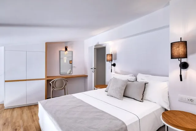 Senior, Suite, 1 Queen and 1 Single Bed, Bay View، Panormos Bay Suites 1/4