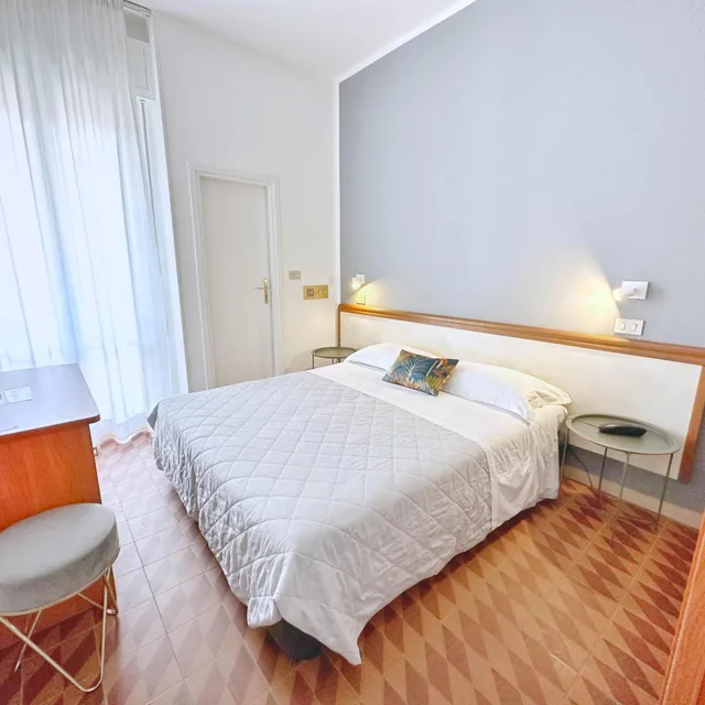 غرفة قياسية بسرير مزدوج، Aura Living 7/10