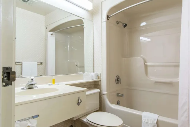 غرفة بسرير كينج، Econo Lodge Airport Ste Foy 5/6
