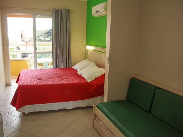 غرفة قياسية رباعية بسرير مزدوج بشرفة مع أريكة، Bombinhas Praia Apart Hotel - Unidade Bombas 2/8