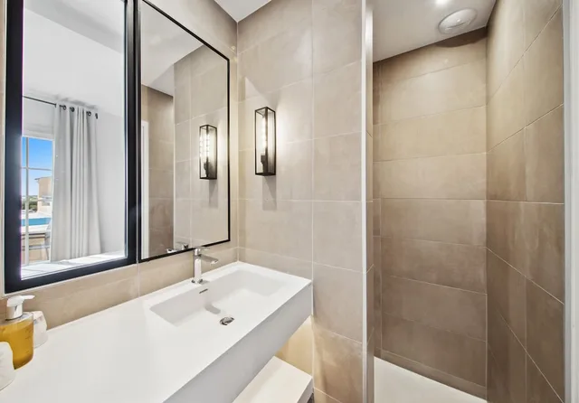 غرفة سوبيريور بسرير كوين بإطلالة على البحر بشرفة، CITOTEL HOSTELLERIE DE LA NARTELLE 7/10