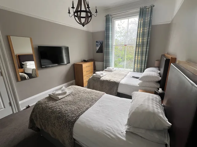 غرفة جونيور بسرير كينج وسريرين منفصلين، Hedley House Hotel 5/9