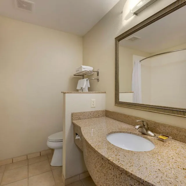 غرفة بسرير كوين، Best Western Plus Omaha Airport Inn 4/4