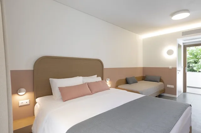 غرفة ديلوكس بسرير كينج وسرير فردي، Mandraki Village Boutique Hotel 1/3