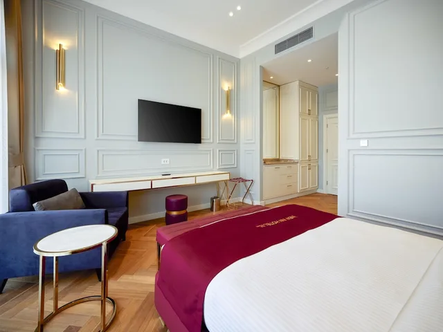غرفة ديلوكس بسرير كوين مع أريكة، NEW INN HOTEL Old Town 5/8