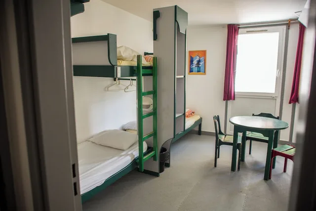 Male Dorm, 5 Beds, Auberge de Jeunesse Paris - Le d'Artagnan 5/8