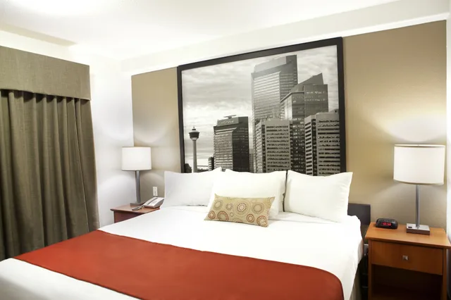 غرفة قياسية بسرير كينج، Super 8 by Wyndham Calgary Shawnessy Area 1/10