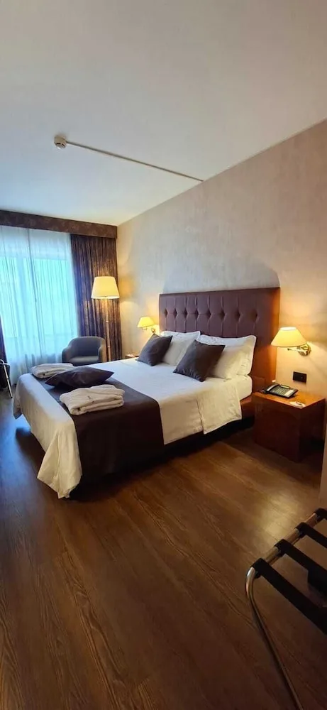 جناح جونيور بسرير كوين، HOTEL DE LA VILLE AVELLINO 6/10