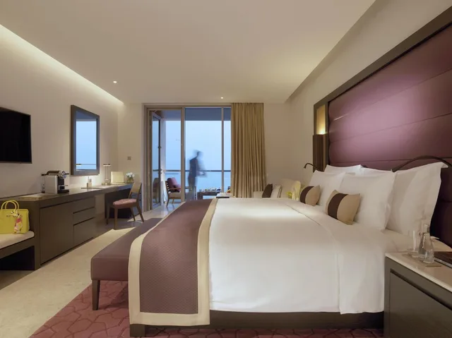 غرفة ديلوكس بسرير كينج بشرفة بغرفة نوم واحدة، Kempinski Hotel Muscat 4/8