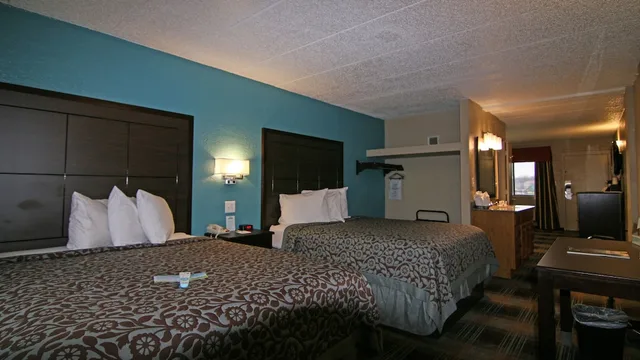 Suite, 2 Queen Beds, Sofa, Economy Suites Springfield - I-44 1/4