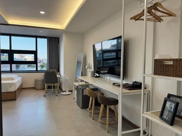 غرفة بفرشتي فوتون وسريرين منفصلين، Mokpo White Windmill Guesthouse 2/4