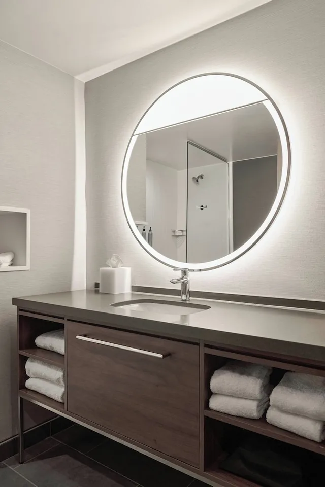 غرفة بسرير كينج مع أريكة، Courtyard by Marriott Madison 7/7