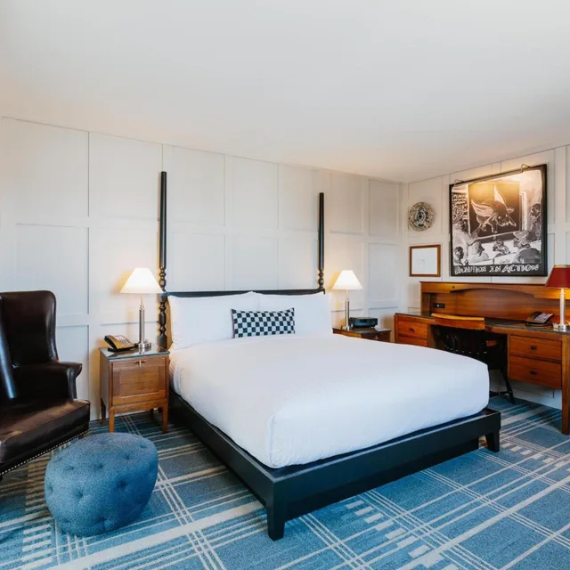 جناح جونيور، The Charles Hotel 2/4