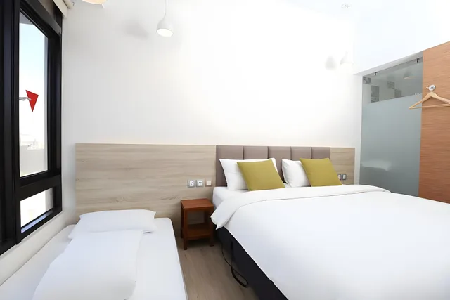 غرفة قياسية ثلاثية، Z Hotel 2/2