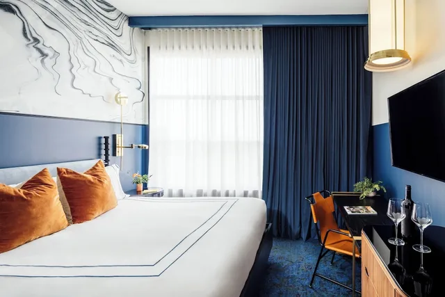 Bronze, King Bed, Accessible، Dream Nashville 2/6