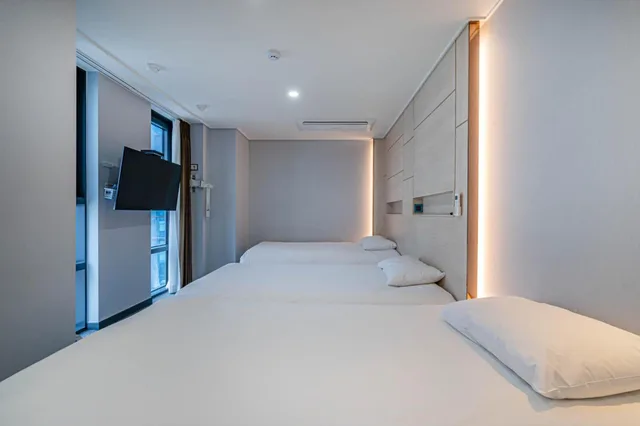غرفة قياسية ثلاثية، Griffin Bay Hotel 2/6