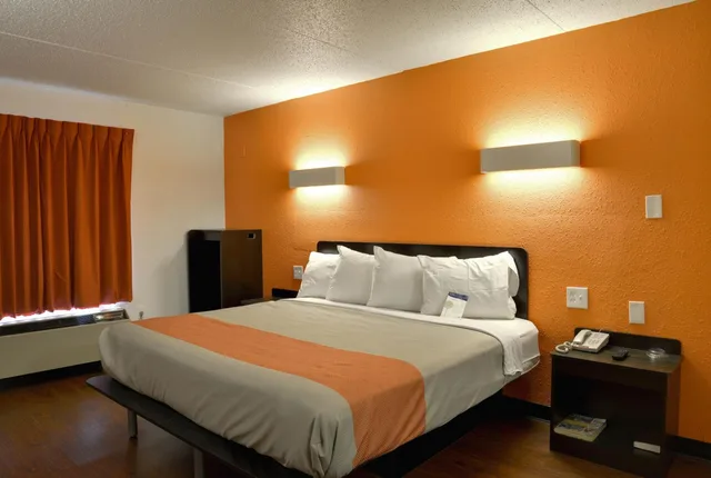 Room, King Bed, Accessible, Motel6 Toledo, OH 4/7
