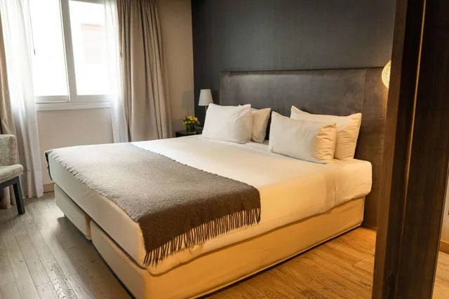 Room, Twin Beds, Street View، Esplendor By Wyndham Buenos Aires Plaza Francia 1/1