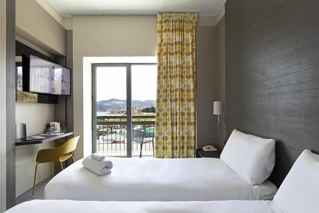 غرفة بسريرين منفصلين بشرفة، B&B Hotel Savona 5/10