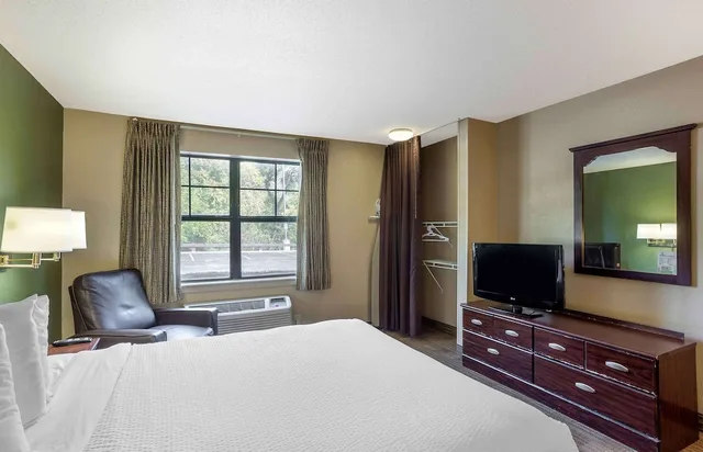 Efficiency, Queen Bed, Accessible, Suburban Studios Exton - Philadelphia Great Valley 2/5