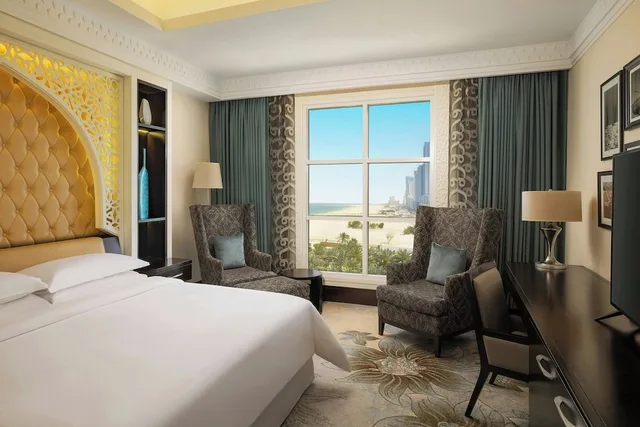 غرفة ديلوكس بسرير كينج بإطلالة جزئية على البحر، Sheraton Sharjah Beach Resort Spa 4/9