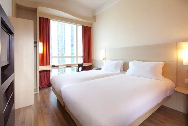 غرفة قياسية بسريرين منفصلين بإطلالة على المرفأ، Ibis Hong Kong Central & Sheung Wan Hotel 2/8
