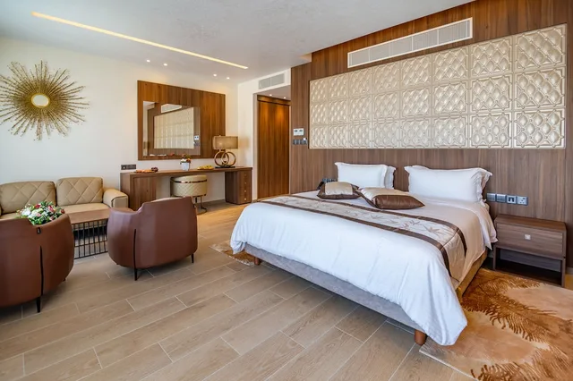 جناح بسرير كوين بإطلالة على المدينة مع دخول صالة النادي، Leonardo Boutique Hotel Larnaca 1/1