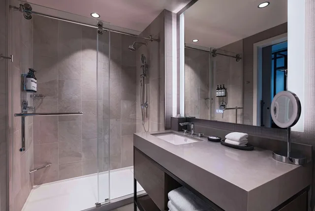 غرفة بسرير كينج، Hyatt Regency Baytown - Houston 2/2
