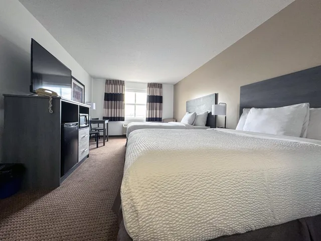 Room, King Bed, 2 Queen Beds, Ramada by Wyndham Sherwood Park 2/10