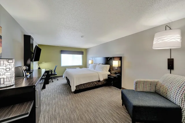 غرفة قياسية بسرير كينج، Holiday Inn Express Hotel Suites Beatrice 6/10