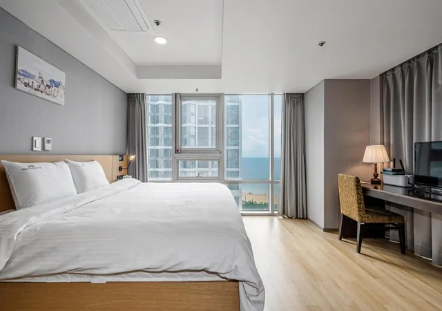 غرفة سوبيريور بسرير كوين بإطلالة جزئية على البحر، Haeundae Seacloud Hotel Residence 1/5