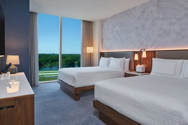 استوديو بسريرين كوين، Walt Disney World Swan Reserve 5/10