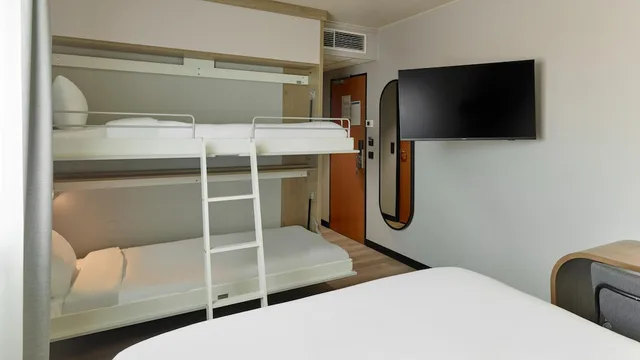 غرفة قياسية بسرير كوين وسريرين فرديين، Hotel Campanile Marne La Vallee Bussy Saint Georges 3/3
