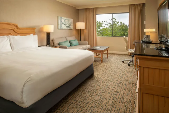 غرفة بسرير كينج بإطلالة على الفناء، Doubletree By Hilton Sonoma Wine Country 3/6