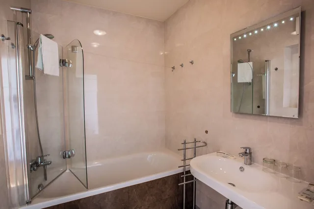 جناح بسرير كوين وسرير فردي بإطلالة على البحر مع سرير سحّاب إضافي، Hotel Pleter 2/2