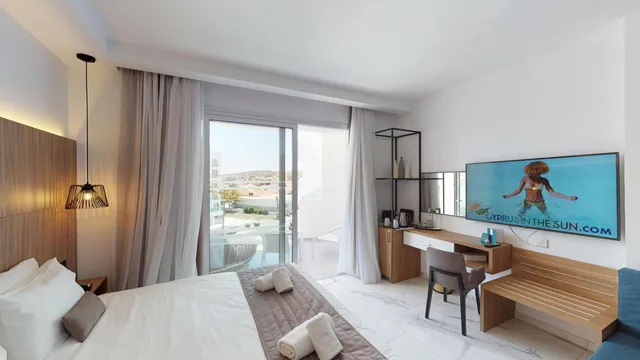 Junior Suite, King Bed, Lateral Side Sea View، Blue Ivy Hotel And Suites 1/10