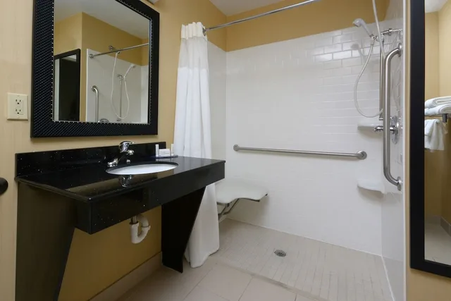 غرفة بسريرين مزدوجين لذوي الإعاقة، Fairfield Inn Suites By Marriott Charlottesville North 3/5