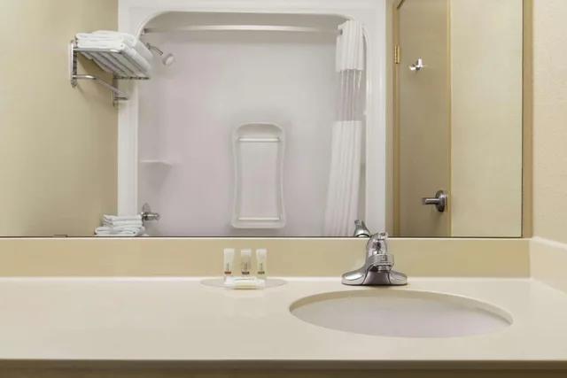 جناح بسرير كوين، Days Inn & Suites by Wyndham Thompson 4/4