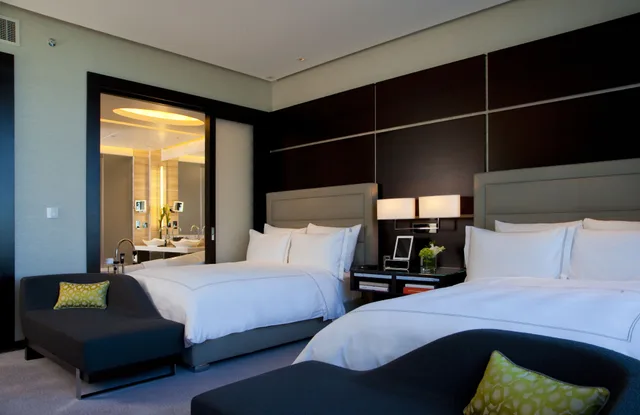 غرفة ديلوكس بسريرين منفصلين بإطلالة على المدينة، Rosewood Abu Dhabi 3/6