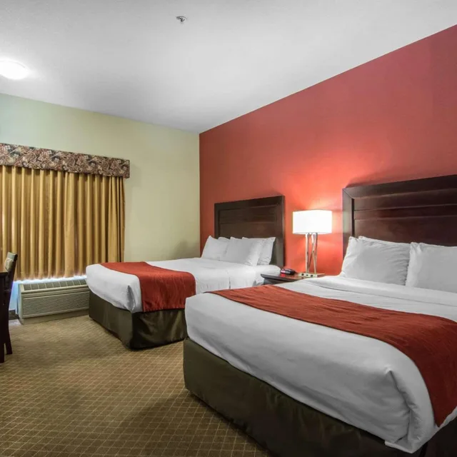 غرفة قياسية بسرير كينج وسريرين كوين، Comfort Inn & Suites Calgary Airport - South 4/9