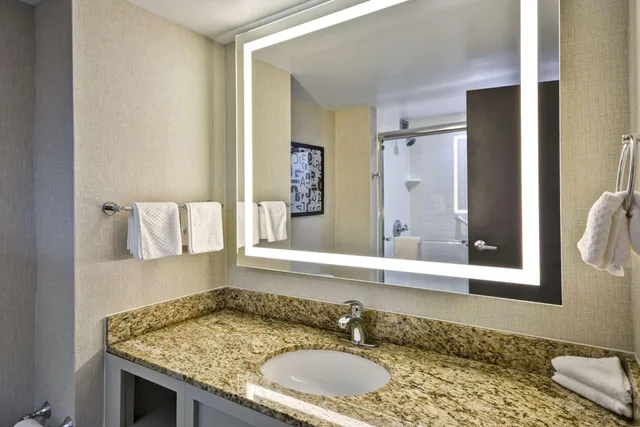 جناح رئاسي بسرير كينج بغرفتي نوم، Embassy Suites Charlotte 6/7